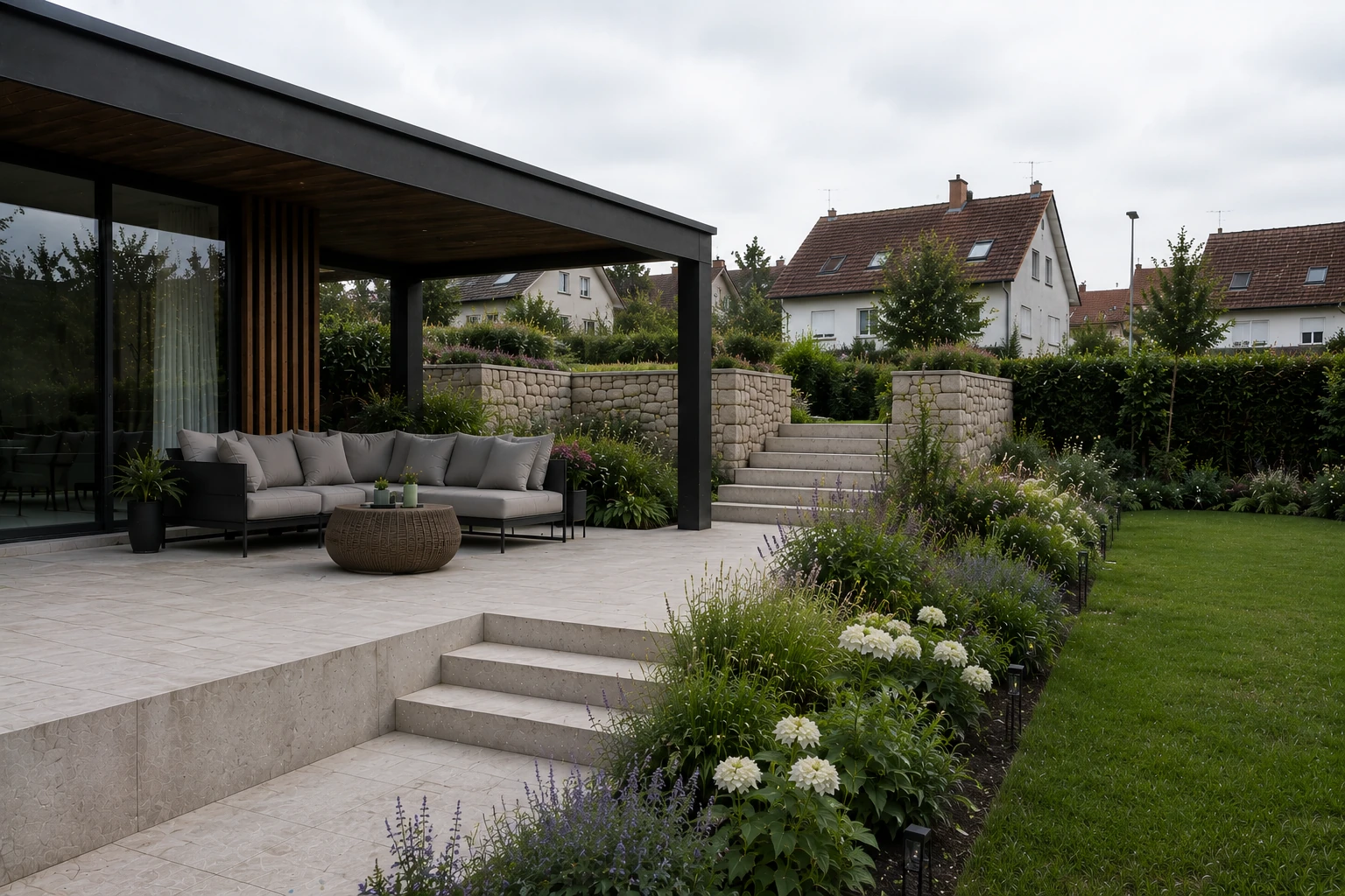 Gestaltete Terrasse mit Gartentreppe, Natursteinmauern und Bepflanzung von Eidmüller Grün
