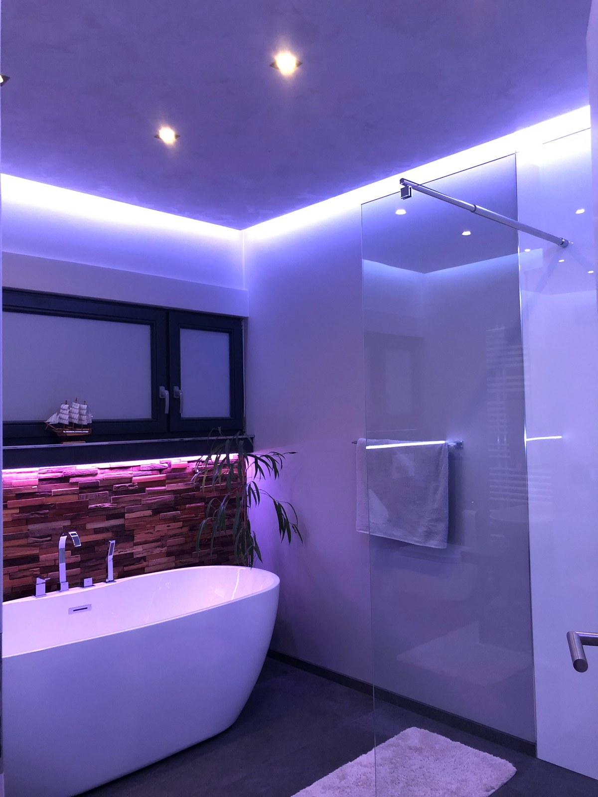 Modernisiertes Bad mit freistehender Badewanne und LED-Decke