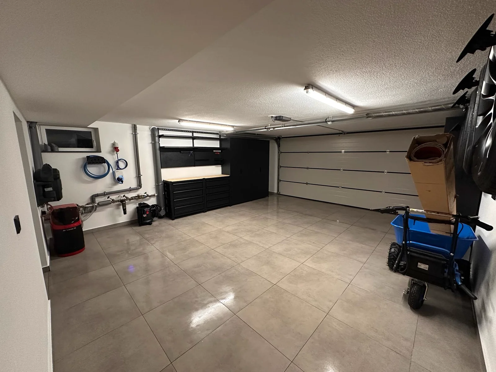 Modernisierte Garage mit Fliesenboden und Werkstattbereich