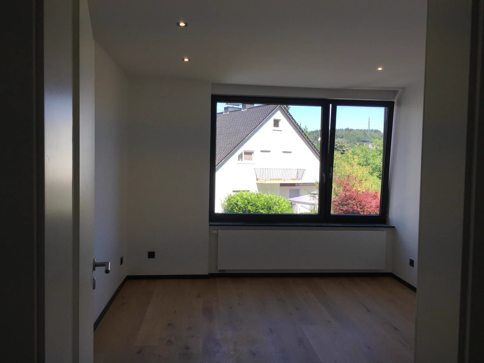 Modernisierter Wohnraum mit Holzboden und Fensterfläche