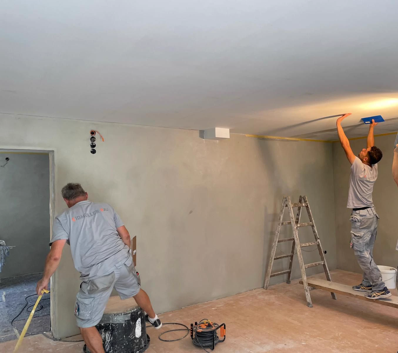 Spachtelarbeiten an Wand und Decke während einer Renovierung
