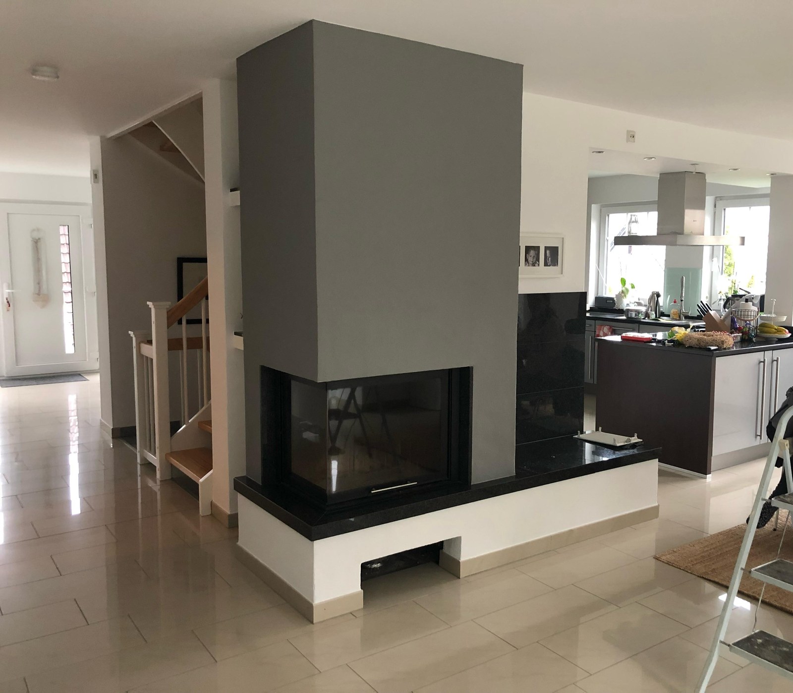 Modernisierter Wohnraum mit Kamin und offenem Essbereich