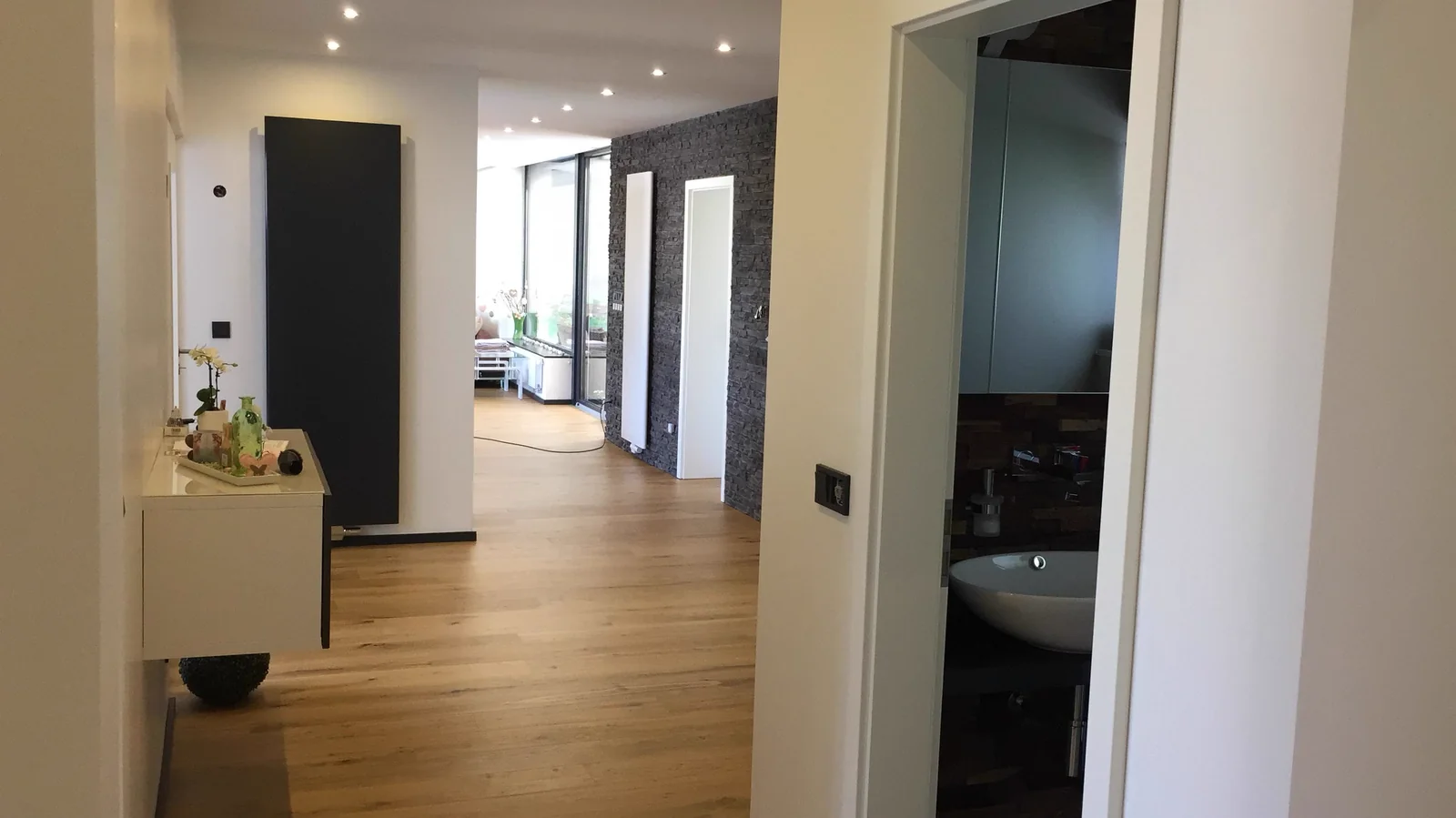 Modernisierter Wohnbereich mit Holzboden und Akzentwand